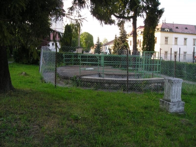 Návrh úpravy objektu starého WC v parku na pódium so zázemím [26.07.2010]