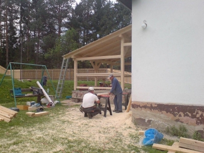 Postavenie prístrešku na mestske chate Zahurou [26.07.2010]