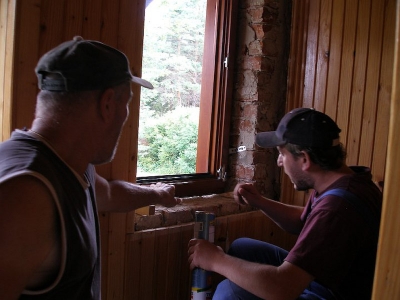 Výmena strešnej krytiny, okien a prívodu elektrickej energie na mestskej chate Zahurou [26.07.2010]
