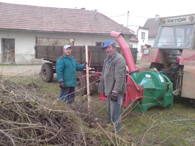 Zber konárov, štiepkovanie, štiepka bude použitá na vykurovanie budovy školského strediska [26.07.2010]